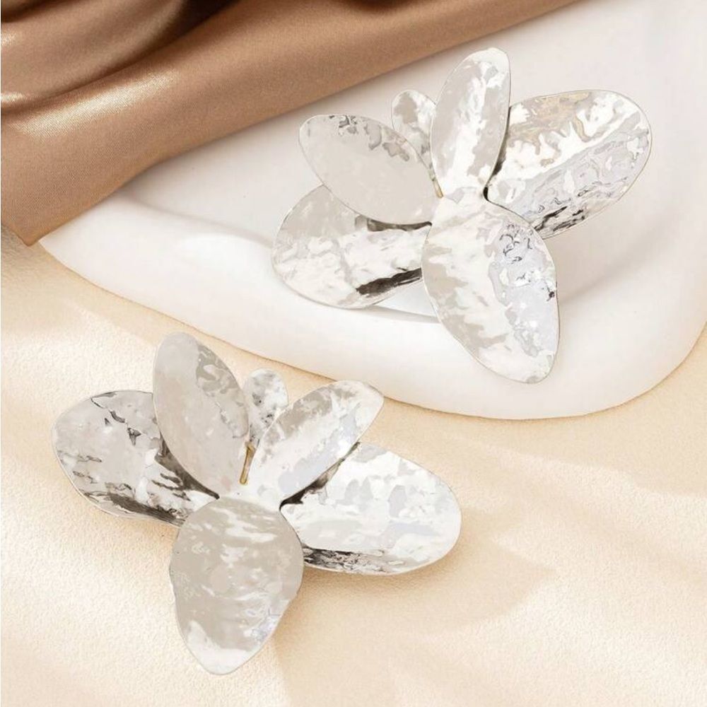 Silver Hammered Petal Statement Earrings - Women Jewelry R340 - Picture 3 of 3